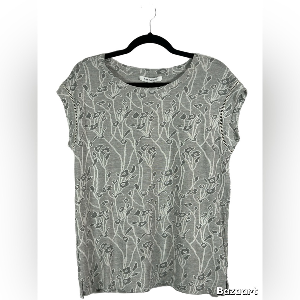 Rose & Olive Gray Floral Short Sleeve Tee, Size Medium, NWT